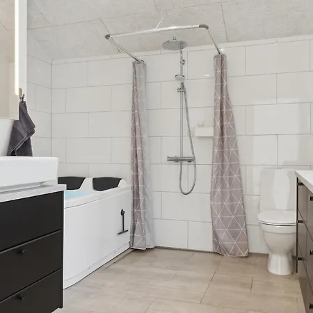 6 Bedroom Beautiful In Grenaa Дом отдыха *