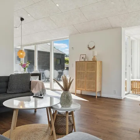 6 Bedroom Beautiful In Grenaa