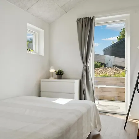 6 Bedroom Beautiful In Grenaa Дом отдыха