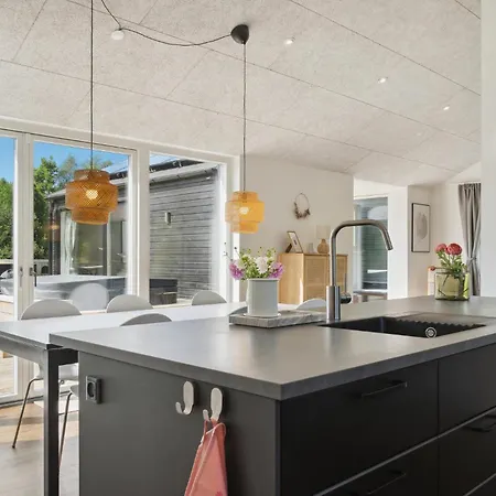 6 Bedroom Beautiful In Grenaa Дом отдыха *